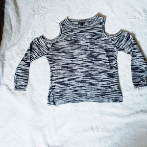 Cut out shoulders quartee sleeve knitt top